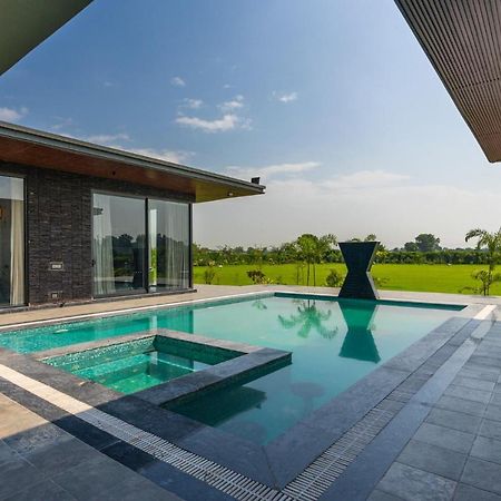 Stayvista'S Anantam - Luxury 4Br Villa With Huge Swimming Pool In Delhi Нью-Делі Екстер'єр фото