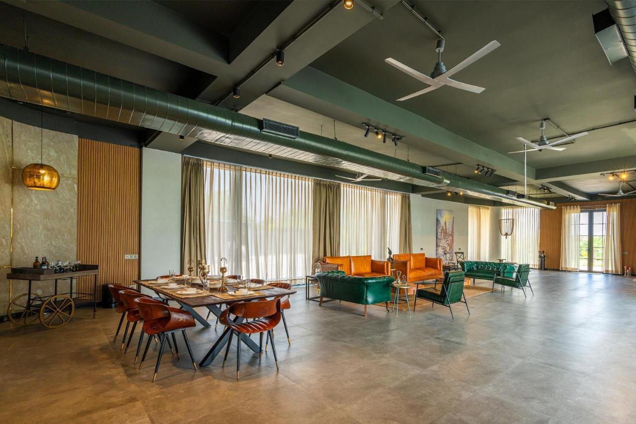 Stayvista'S Anantam - Luxury 4Br Villa With Huge Swimming Pool In Delhi Нью-Делі Екстер'єр фото