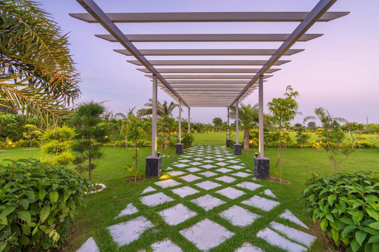Stayvista'S Anantam - Luxury 4Br Villa With Huge Swimming Pool In Delhi Нью-Делі Екстер'єр фото