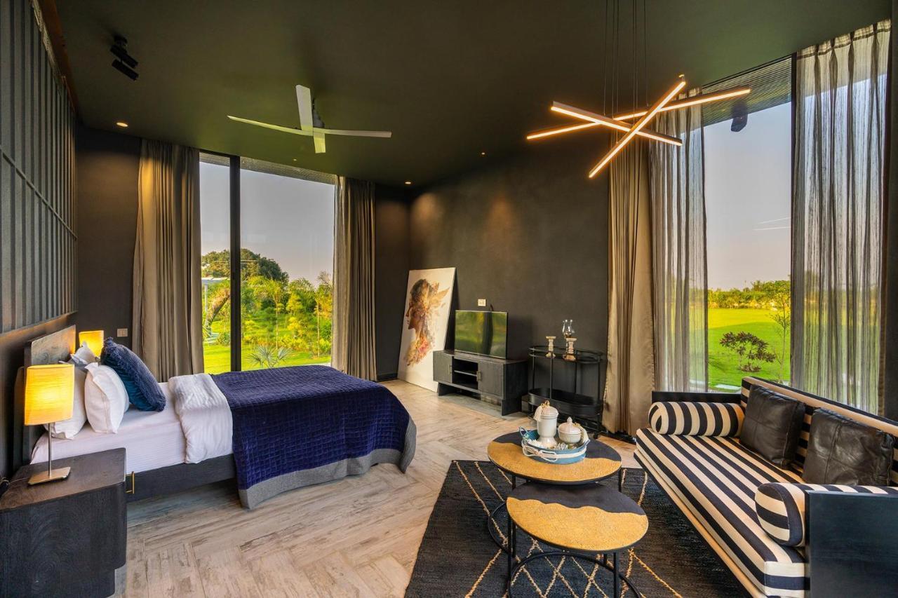 Stayvista'S Anantam - Luxury 4Br Villa With Huge Swimming Pool In Delhi Нью-Делі Екстер'єр фото