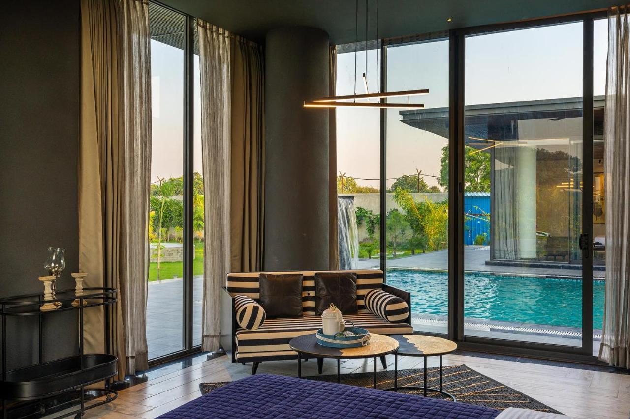Stayvista'S Anantam - Luxury 4Br Villa With Huge Swimming Pool In Delhi Нью-Делі Екстер'єр фото