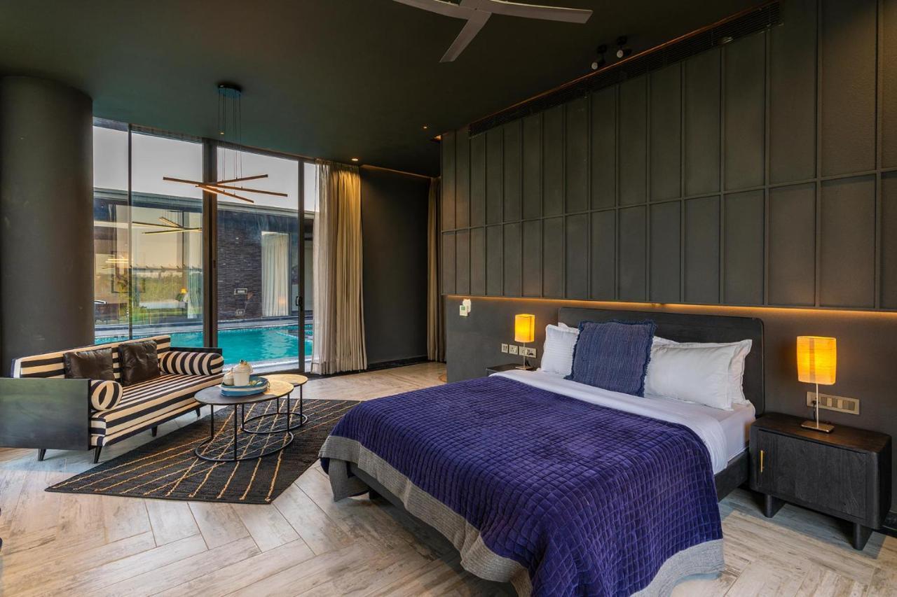 Stayvista'S Anantam - Luxury 4Br Villa With Huge Swimming Pool In Delhi Нью-Делі Екстер'єр фото