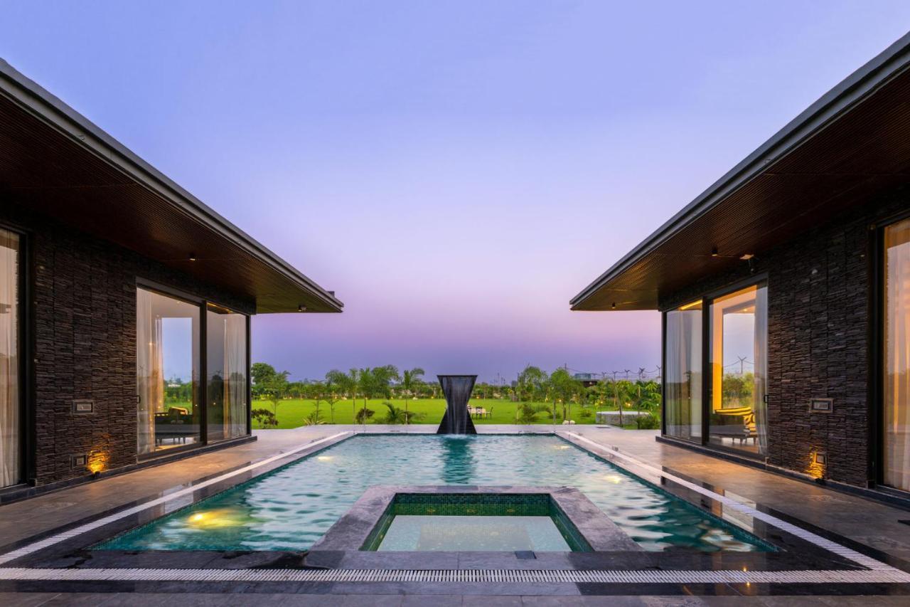 Stayvista'S Anantam - Luxury 4Br Villa With Huge Swimming Pool In Delhi Нью-Делі Екстер'єр фото